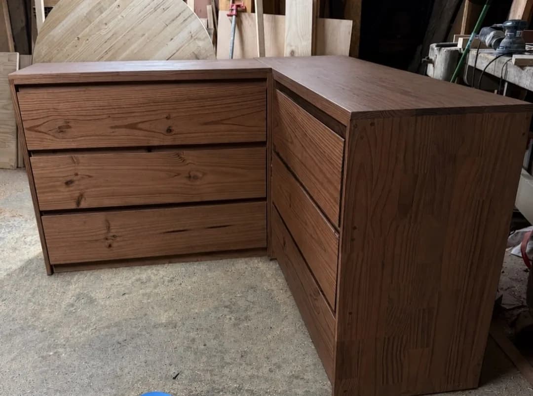 Cajonera de madera oscura armada en esquina