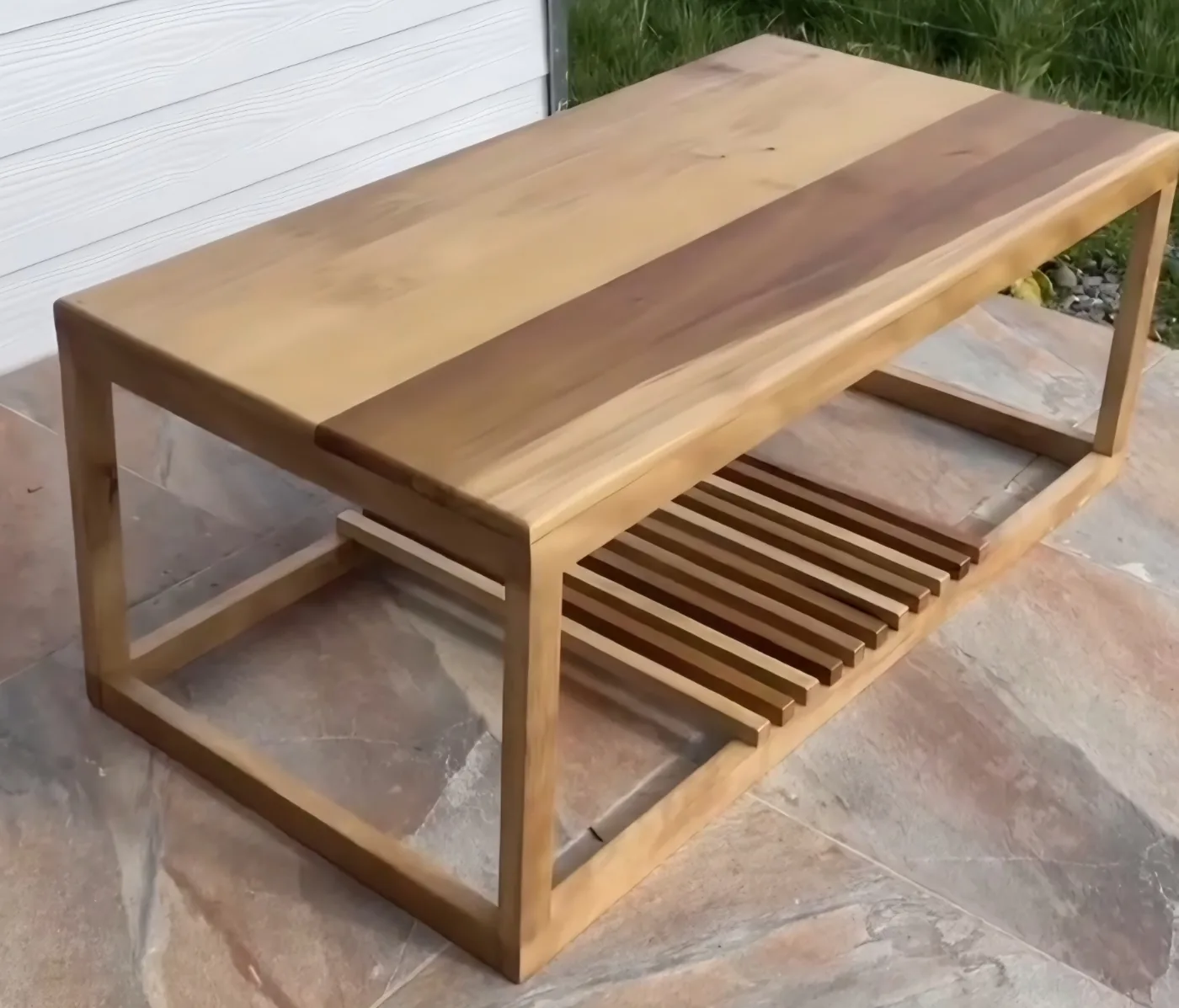 Mesa de centro de madera con cubierta de dos tonos y repisa de listones