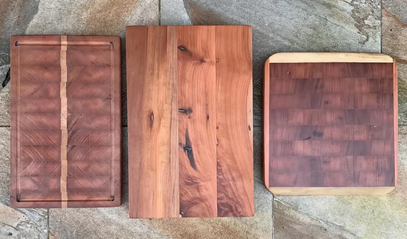 Tres tablas de madera con distintos diseños de veta